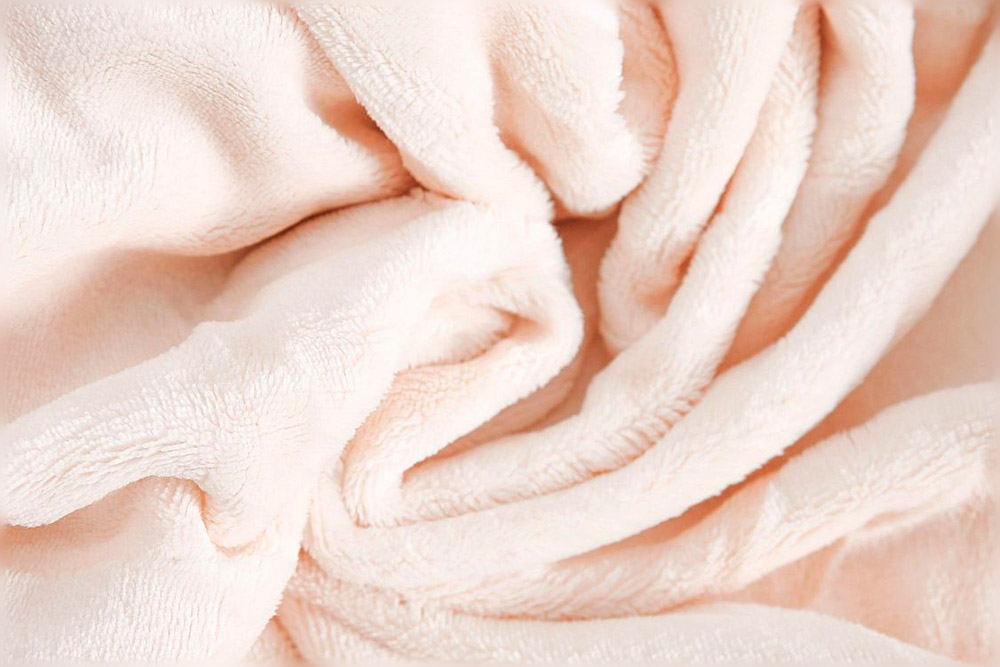 Преимущества и недостатки пледа из велсофта